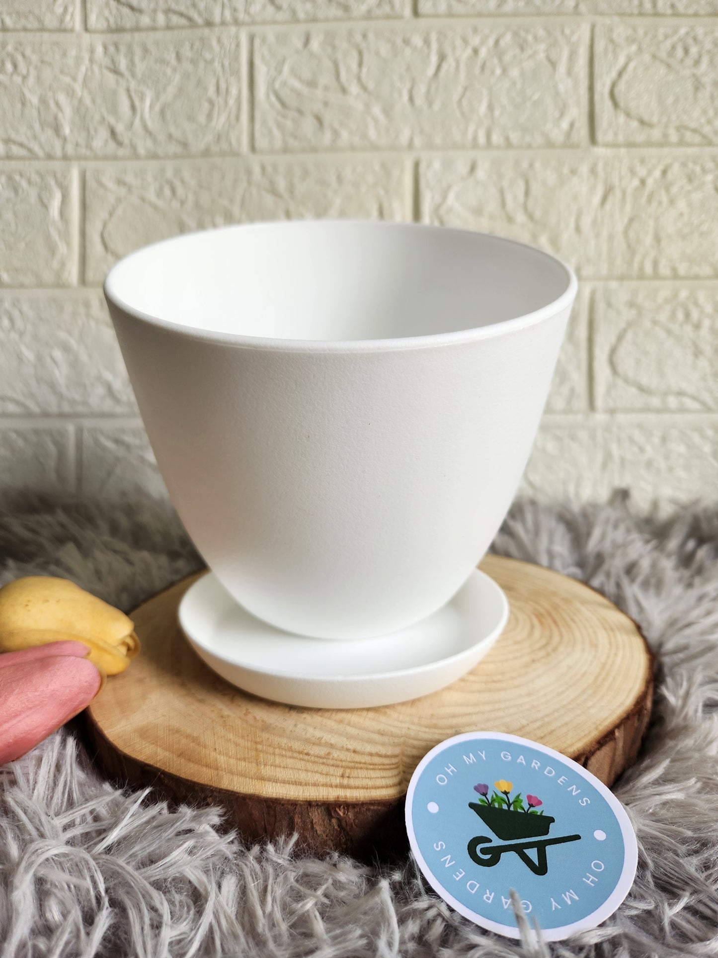 White Fiber plastic plant pot in Pakistan black - Oh My Gardens