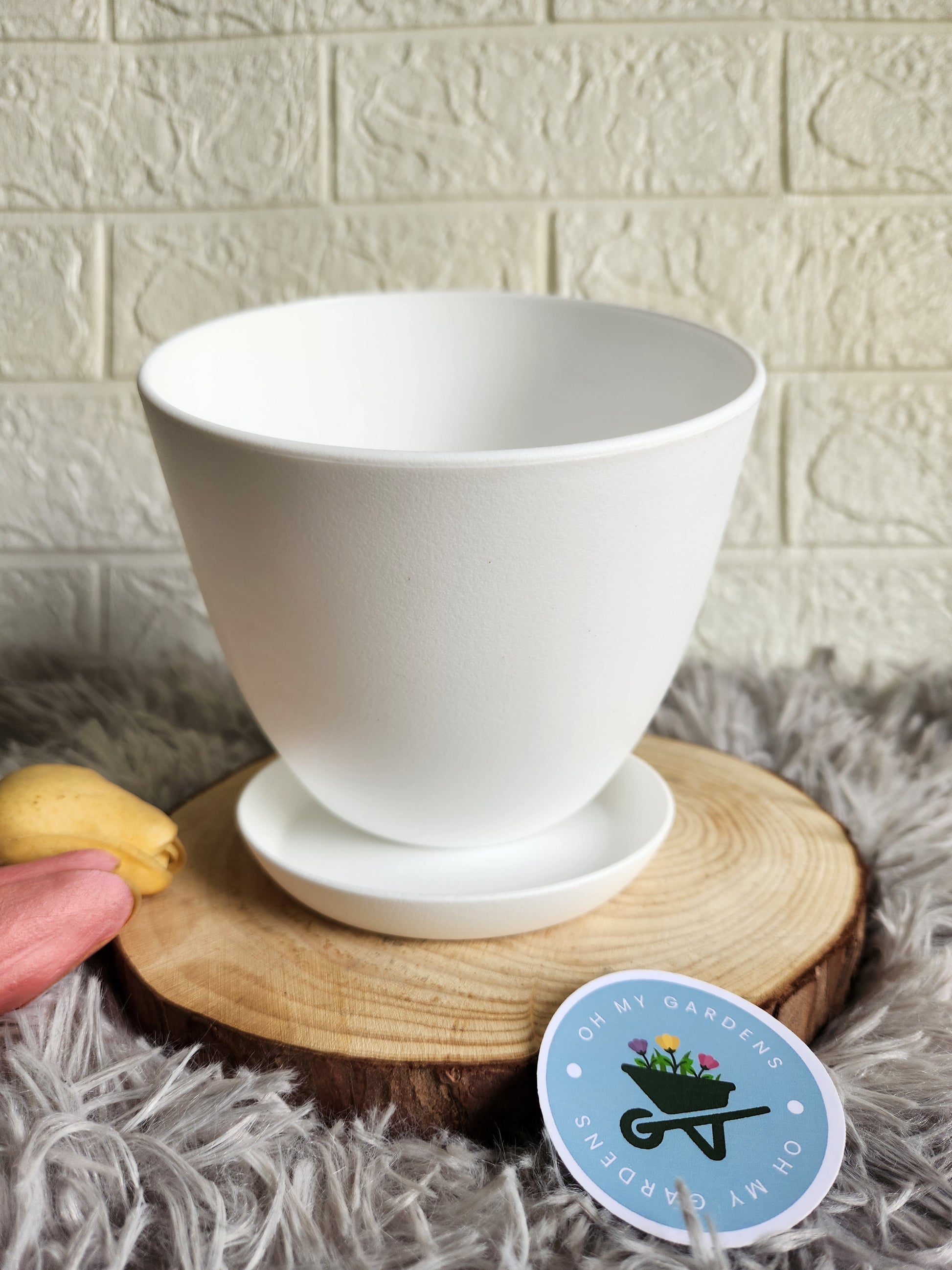 White Fiber plastic plant pot in Pakistan black - Oh My Gardens